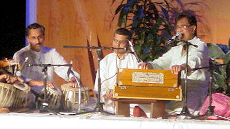 Satish Tare accompanying Pt. Hridaynath Mangeshkar